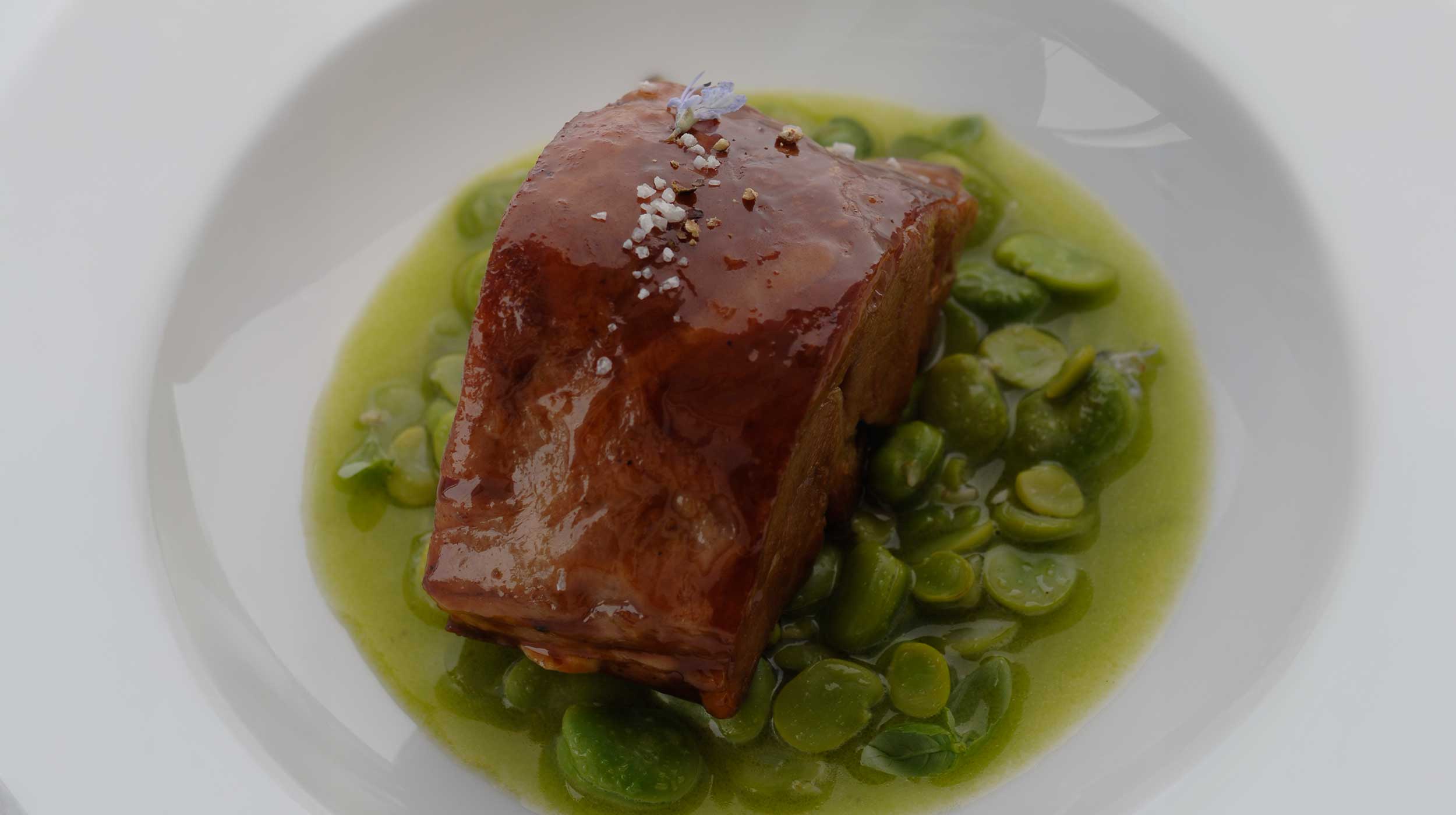 Agnello sambucano con ragout di favette e cipollotti