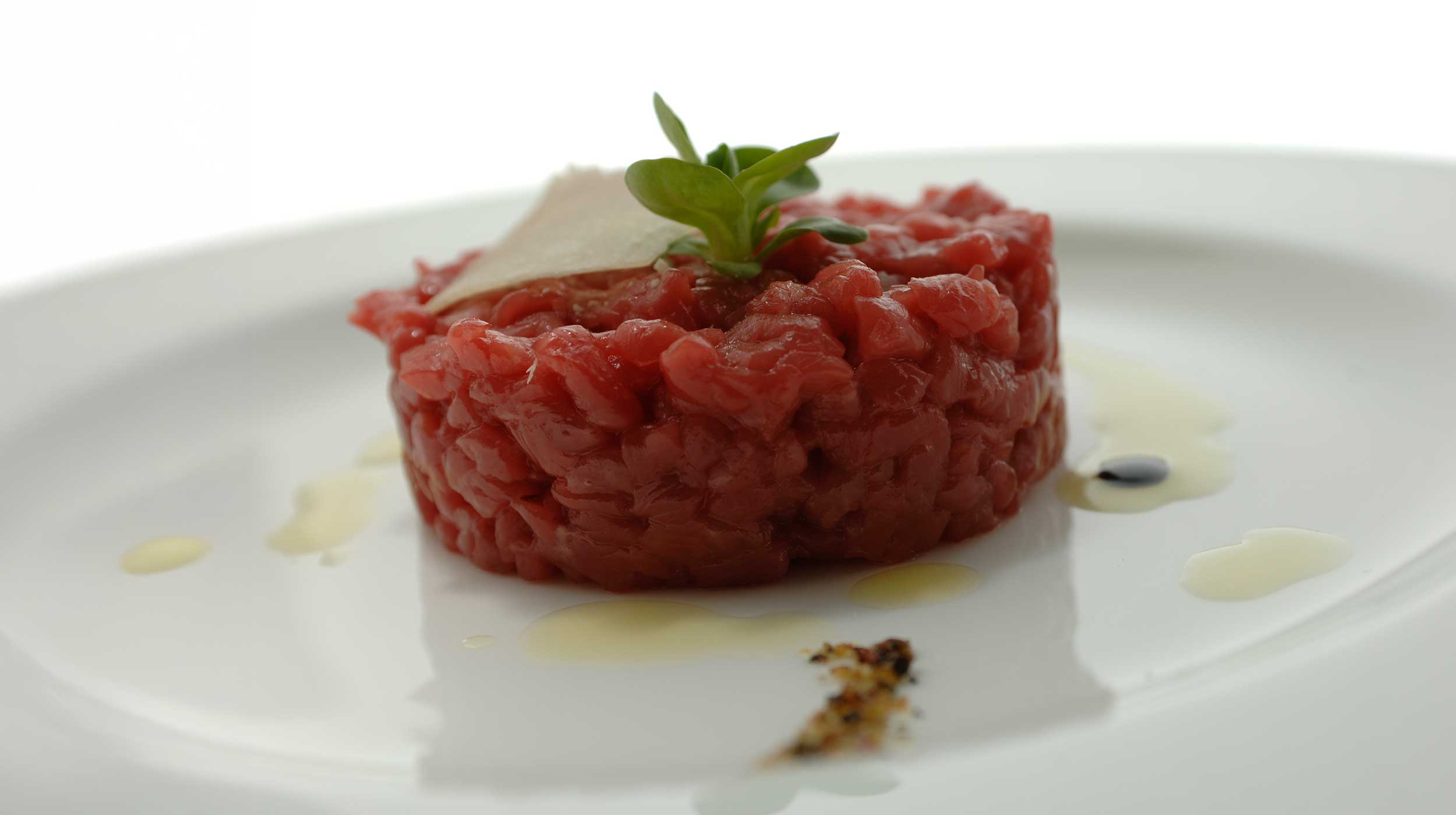 Battuta di Fassone al coltello con scaglie di parmigiano e petali di sarset