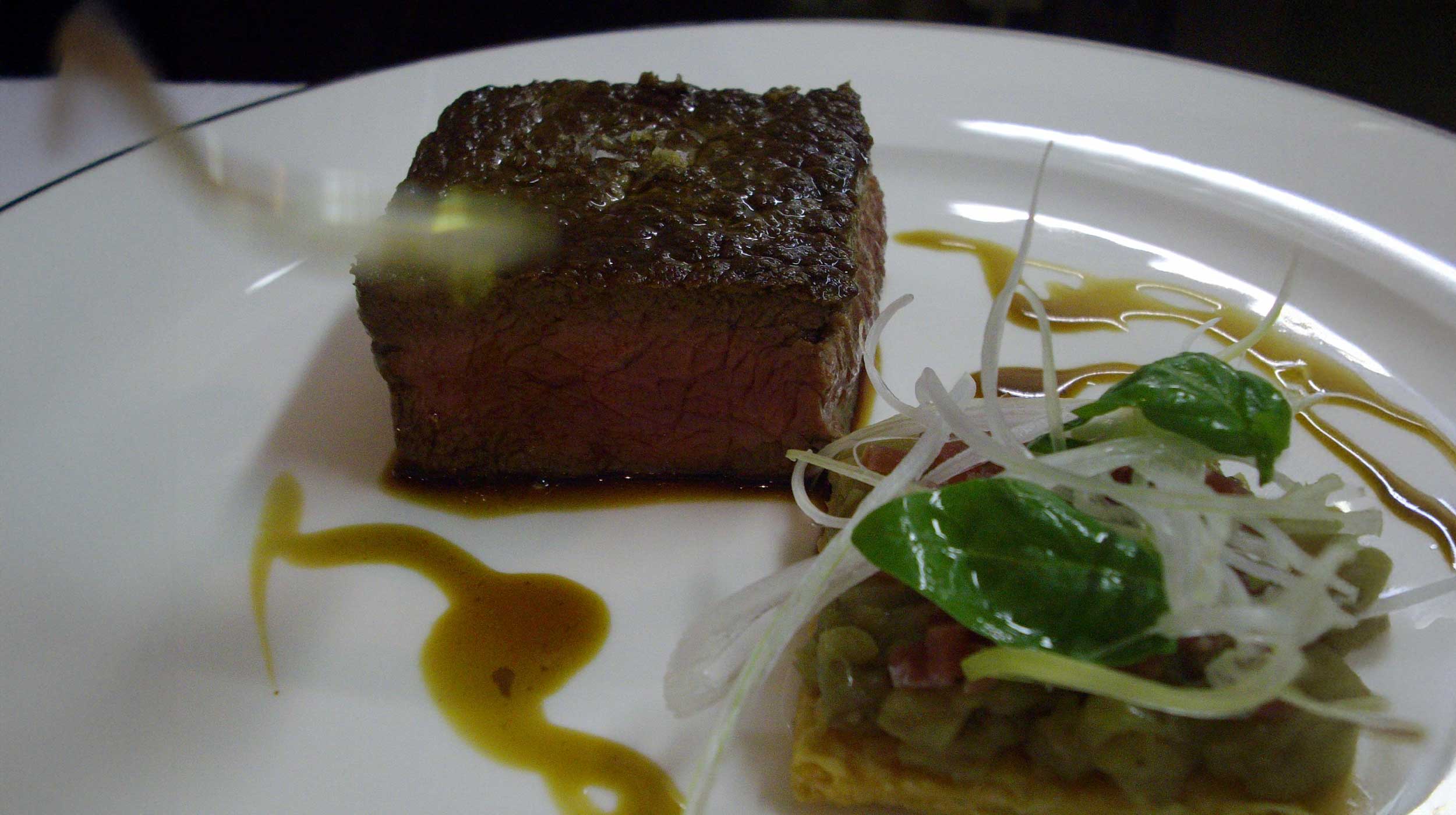 Controfiletto di Fassone con sfoglia di melanzana, cipollotto e basilico