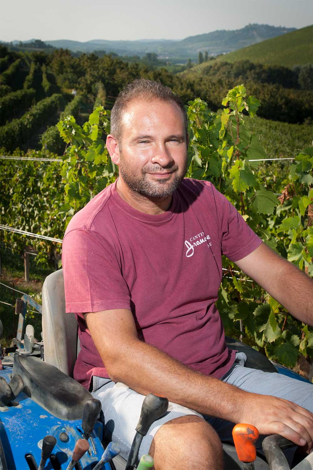 Marco in vigna sul trattore